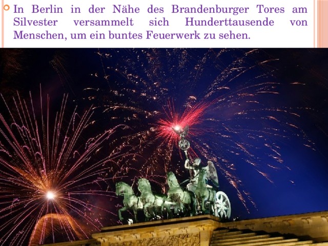 In Berlin in der Nähe des Brandenburger Tores am Silvester versammelt sich Hunderttausende von Menschen, um ein buntes Feuerwerk zu sehen.